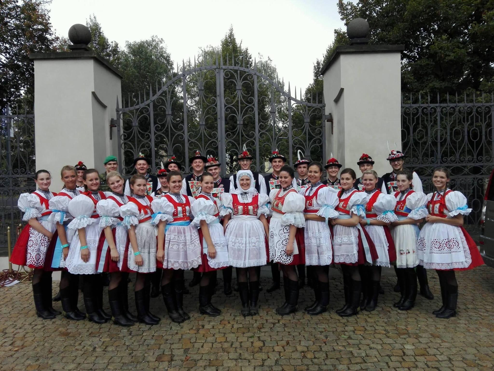 FESTIVAL FOLKLÓRICO INTERNACIONAL DE EXTREMADURA - GRUPOS DE BADAJOZ, REP. CHECA Y COLOMBIA