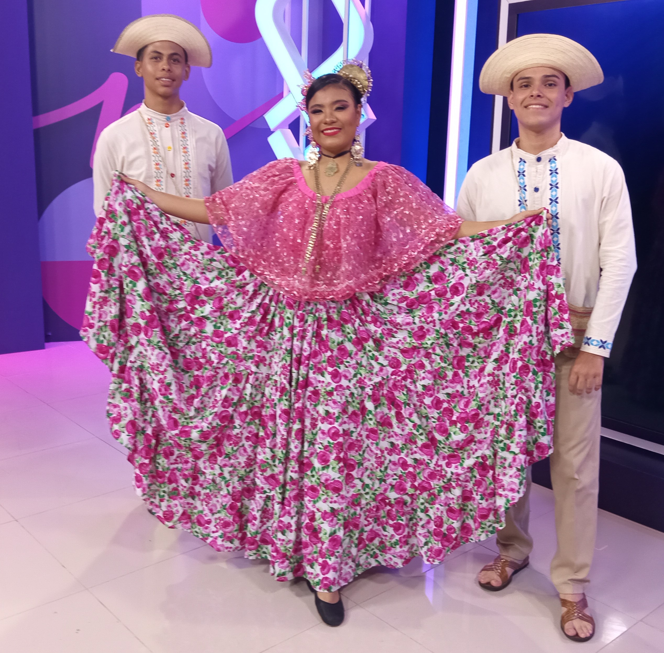 FESTIVAL FOLKLÓRICO INTERNACIONAL DE EXTREMADURA - GRUPOS DE ALMENDRALEJO, PANAMÁ Y MÉXICO