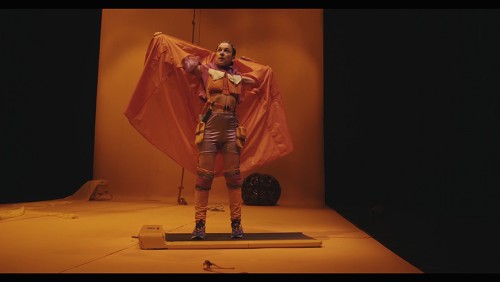46 FESTIVAL INTERNACIONAL DE TEATRO DE BADAJOZ - "MUJER EN CINTA DE CORRER SOBRE FONDO NEGRO"